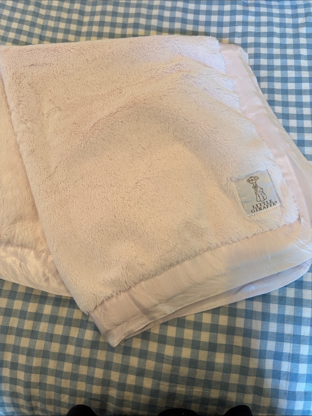 Little giraffe luxe faux fur blanket, EUC, pink with satin trim, toddler blanket